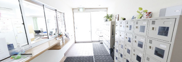 広々とした綺麗な介護施設の内部