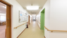 介護施設の内部、廊下とリビング