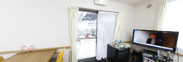 明るく開放的な居住施設内部