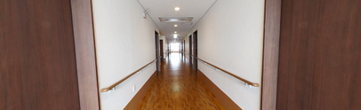 介護施設内部の廊下と部屋