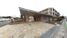 介護施設の外観と近隣風景