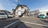 介護施設前の平穏な街並み