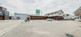 明るい介護施設外観と商店