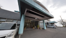 広々駐車場付き施設外観