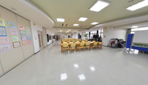 清潔で広々とした施設内
