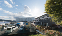 介護施設の外観と周辺風景