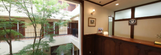 木目調の廊下と緑あふれる中庭