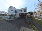 青空の下の建物