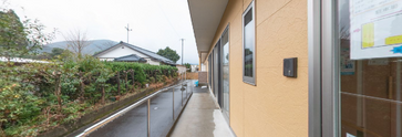介護施設の配慮された入口風景