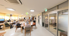 介護施設の明るい居間