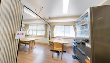 介護施設の広々とした休憩所