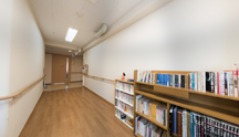 明るく清潔な共用リビングスペース
