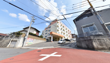 広々とした街角の日常風景