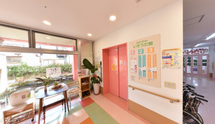 介護施設の受付と周辺情報エリア