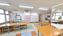 明るい介護施設の共有エリア