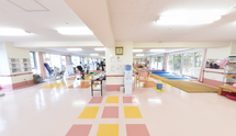 広くて明るい介護施設のリハビリスペース