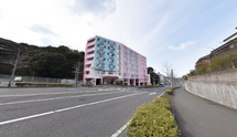 施設外観と周辺の風景