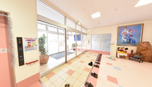 介護施設の入り口と掲示コーナー