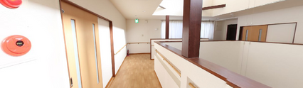 広く開放的な施設内部