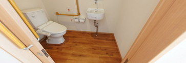 介護施設のトイレと通路