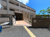 介護施設外観と通り