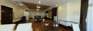 介護施設の開放的なリビングエリア