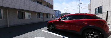 広々とした介護施設の駐車場