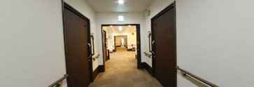 施設内の廊下と掲示物