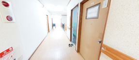 介護施設の廊下と居室の入口
