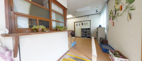 職員用玄関と受付のある空間