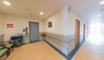 介護施設内の廊下と待合スペース