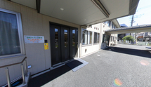 介護施設外観と駐車場