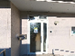 日差しが差し込む建物の外観