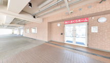 介護施設の広々としたエントランス