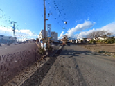 青空の広がる施設周辺の風景