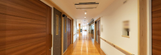 清潔感あふれる介護施設の廊下