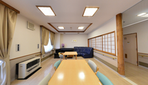 明るい日差しの共用リビング
