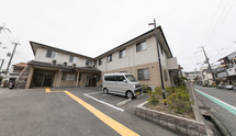施設近隣の住宅街と駐車場