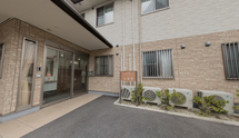 介護施設の入口と通り