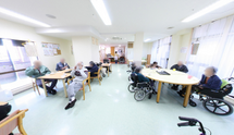 介護施設の居間で働く人々