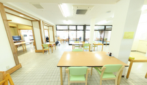 ケア施設の清潔な食堂内観