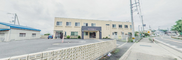 開放的な介護施設周辺風景
