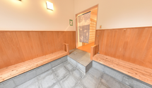 木目調の落ち着いた施設の入口