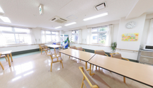広々とした明るい介護施設の食堂