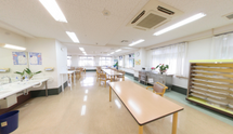 広く清潔感のある食堂内部