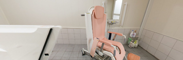 介護施設の清潔な浴室