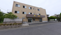 介護施設の外観と通り