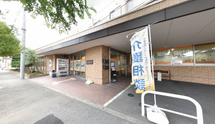 介護施設エントランスと周辺