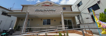 街中の快適な介護施設外観