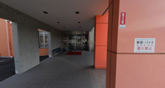 広々とした施設前の景色